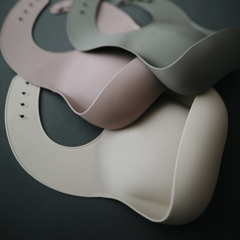 Babero Silicona Solid Blush - Mushie