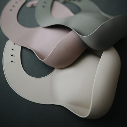 Babero Silicona Solid Blush - Mushie