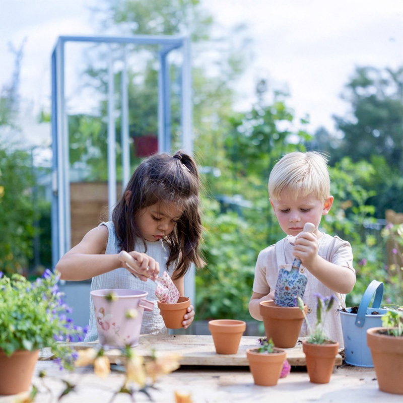 Las palas y cubos son Juguetes de jardin y playa